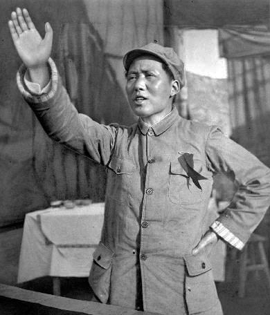 毛泽东在北京天安门城楼上发表讲话