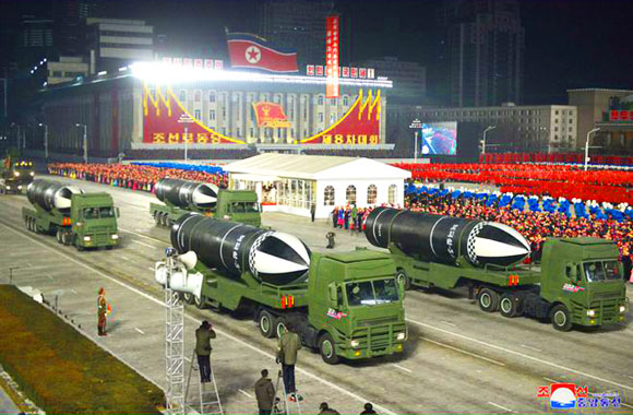 朝鲜举行大型阅兵式