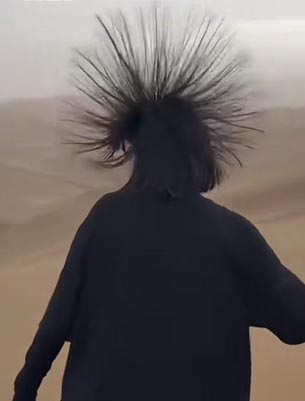 为什么行走在沙漠地带时头发会竖立起来？