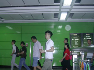 小偷正在行窃被抓拍