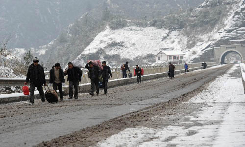 中国返乡民工冒雪徒步踏上归家路