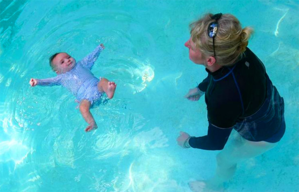 美国太超前发展了，婴儿学习水下自救术