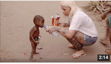 瘦骨嶙峋的非洲儿童得到了水和饼干