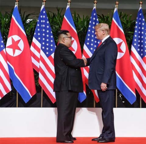 朝美两国领导人会晤握手
