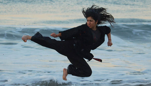 手腕内侧刀片划一下，医生救命只有五分钟